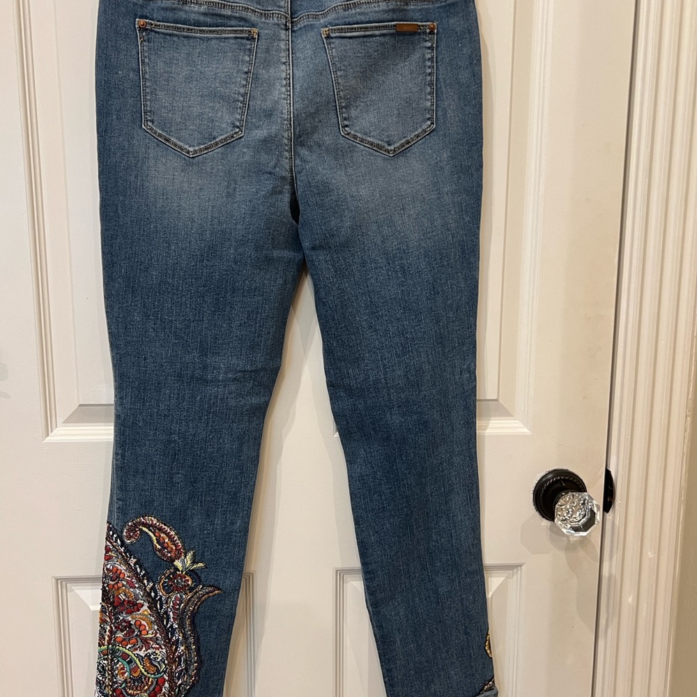 Chicos the So Slimming Girlfriend Ankle Jeans
Size:  CHICOS 0